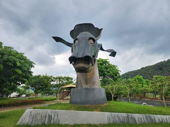 지난 7일 경북 고령군 대가야읍 농촌문화체험특구장 내 설치된 말머리 모양 조형물. 김정석 기자
