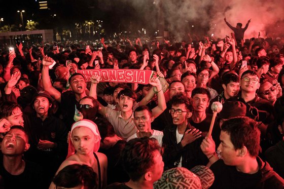 자카르타에서 자국 승리를 기원하며 응원전을 펼치는 인도네시아 축구 팬들. AFP=연합뉴스