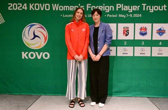 9일 열린 2024 여자부 외국인선수 드래프트에서 페퍼저축은행에 뽑힌 바르바라 자비치(왼쪽)와 장소연 감독. 사진 한국배구연맹