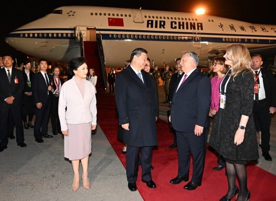 시진핑(習近平) 중국 국가주석은 지난 8일 저녁(현지시간) 전용기로 헝가리 수도 부다페스트에 도착했다. 공항에서 시 주석 내외를 반갑게 맞이하는 빅토르 오르반 헝가리 총리 부부와 정부 고위 관리들. 신화통신　　