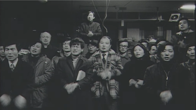 1975년 3월17일 새벽 동아일보 편집국에서 쫓겨날 당시. 앞줄 오른쪽 세 번째가 권영자 동아투위 초대 위원장.