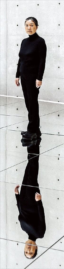 프랑스 파리에 있는 사립미술관 부르스드코메르스(BdC)-피노컬렉션의 로툰다홀에 설치된 ‘호흡’ 위에 선 김수자. BdC 제공