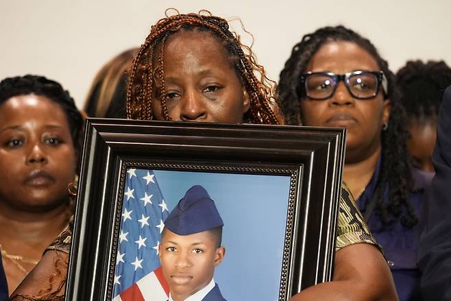 9일(현지시간)  미국 플로리다주 남부의 포트 월튼 비치에서 열린 로저 포슨의 사망과 관련한 기자회견에 참석한 그의 어머니가 아들의 사진을 들고 있다. AP연합뉴스