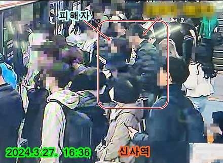 지난 3월27일 A씨가 서울지하철 3호선 신사역에서 승객의 가방을 열어 현금 등을 훔치는 모습. 서울경찰청 제공