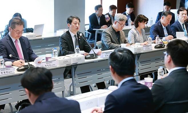 안덕근 산업통상자원부 장관이 10일 서울 강남구 삼성동 한국무역협회에서 열린 ‘제1회 유통산업 미래포럼 간담회’를 주재하고 있다. 산업통상자원부 제공