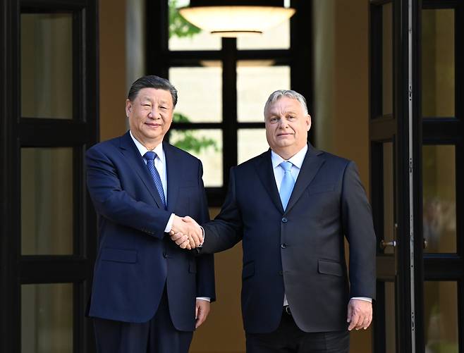 시진핑 중국 국가주석과 오르반 빅토르 헝가리 총리가 9일(현지시간) 부다페스트에서 만나 악수를 나누고 있다. /신화연합뉴