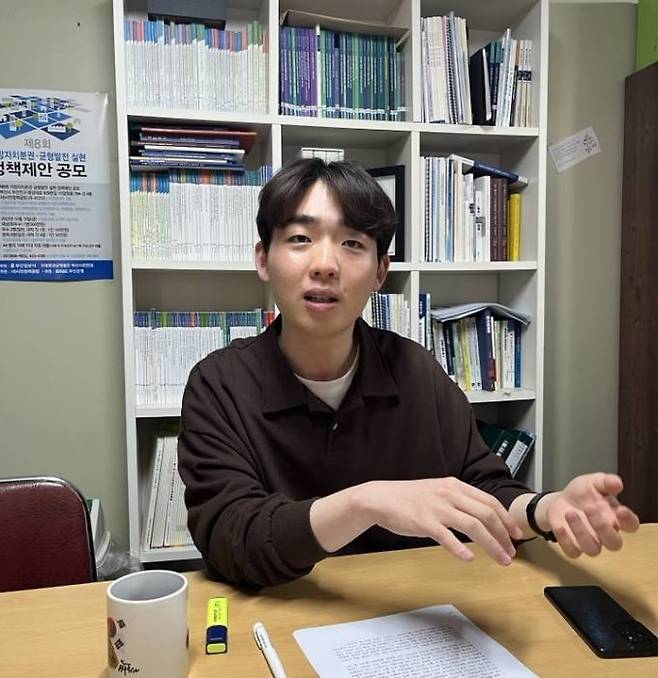 대담하는 이재호 부산참여연대 간사.최광수 기자
