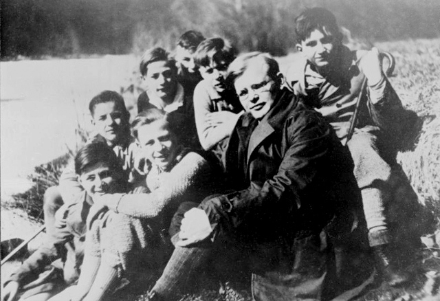 1932년 독일 베를린 베딩 빈민가에서 청년들과 함께한 디트리히 본회퍼. 당시 본회퍼는 목사 안수 이후 이곳에서 견신례 학급을 맡고 있었다. 복있는사람 제공