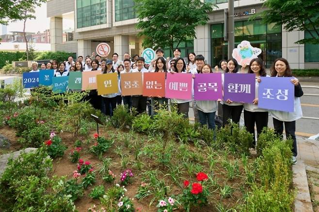 BAT로스만스 임직원들은 지난 9일, 서울 중구 일대 골목길을 '화(花)려한' 꽃밭으로 변화시켰다/사진제공=BAT로스만스
