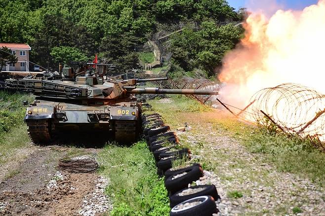 서북도서방위사령부 소속 전차가 전반기 합동 도서방어훈련 도중 실사격 훈련을 하고 있다. [해병대사령부]