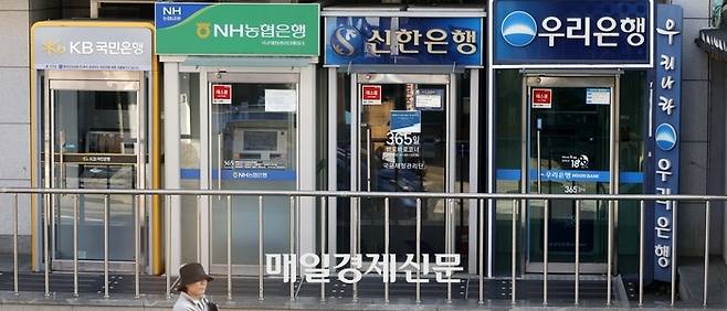서울 시내 주요 은행의 ATM이 설치돼있다. [김호영 기자]