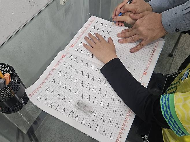 8일 강남구 소재 한 글씨 교정학원에서 초등생이 글씨 연습을 하고 있다. [사진=지혜진 기자]