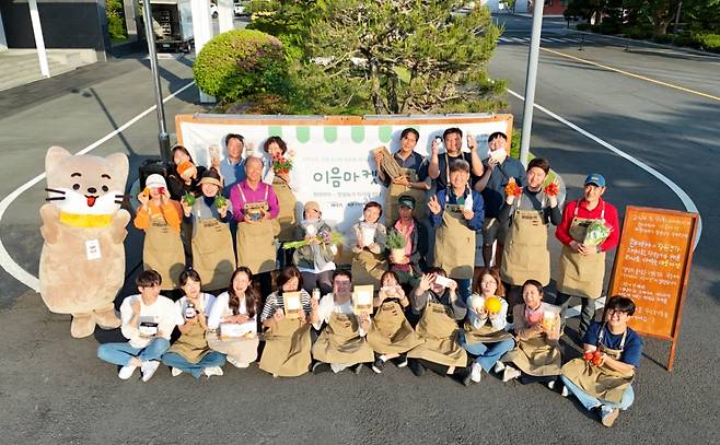 9일 경남 창원 현대위아 본사에서 열린 '이음마켓'에 참여한 농부들이 기념 사진을 찍고 있다. /사진제공=현대위아