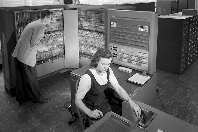 1957년 IBM 704 메인프레임으로 연산을 수행하는 작업자들./사진=미국 항공우주국(NASA)