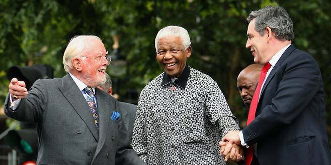 1994년 5월10일 넬슨 만델라가 남아프리카 공화국 대통령으로 취임했다.  사진은 지난 2007년 9월 런던 의회 광장에서 만델라 대통령과 인사를 나누는 영국 총리 브라운과 애튼버러 국장. /사진= 로이터