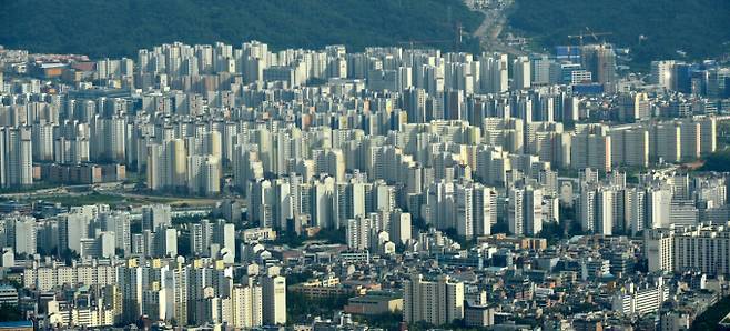 지난 4월 전국 아파트 입주율이 전달대비 떨어졌다는 조사 결과가 나왔다. 사진은 서울시내 한 아파트 밀집 지역. /사진=뉴시스