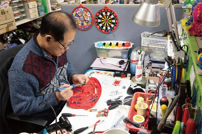 인천 미추홀구 한 지하상가에 위치한 ‘키니스 장난감 병원’에서 4년 차 장난감 박사 천정용(72) 씨가 망가진 장난감을 수리하고 있다. 달 제공