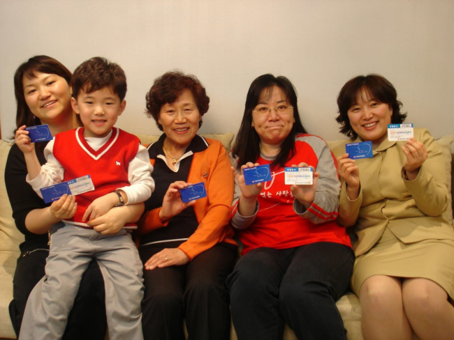 각막과 시신을 기증한 고 박은주(왼쪽 세번째) 씨의 가족은 2006년 교회 생명나눔 예배를 통해 어머니·세 딸·손자 3대에 걸쳐 장기기증을 약속했다.
