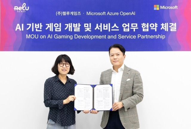 김민정 렐루게임즈 대표(왼쪽)와 고광범 한국MS 엔터프라이즈 커머셜 사업 부문장이 AI 기반 게임 개발 및 서비스 협력을 위한 업무협약식에서 기념 사진을 찍고 있다. /크래프톤