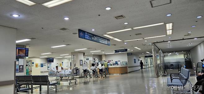 10일 서울아산병원 엑스레이 촬영실 앞에서 입원 환자들이 대기하고 있다. 김용재 기자