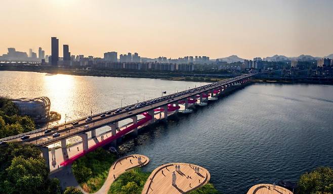 서울시는 서울 최초의 차 없는 보행전용교로 변신할 잠수교 설계공모 당선작을 10일 공개했다.[서울시 제공]