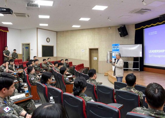 공군 16전비가 최현국 예비역 중장을  초청 안보 강연회를 하고 있다(16전비 제공)