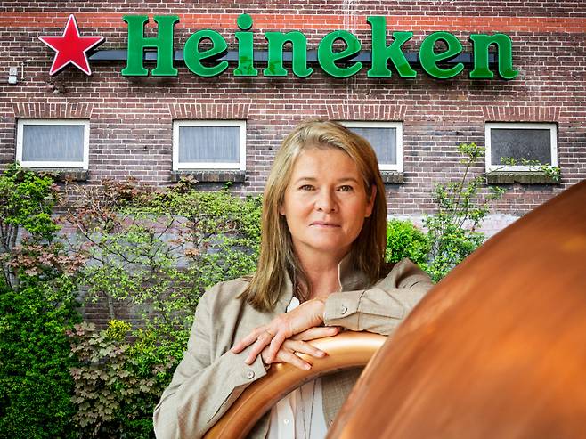 하이네켄의 창업자 제라드 에이드리안 하이네켄의 4세인 샤를렌 드 카발로 하이네켄. 배경은 네덜란드 암스테르담에 있는 하이네켄 공장 모습 [하이네켄 홈페이지, 123rf]