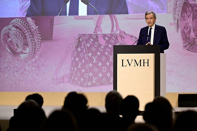 베르나르 아르노 LVMH그룹 회장이 지난달 16일 프랑스 파리에서 열린 그룹 총회에서 연설하고 있다.[AFP]