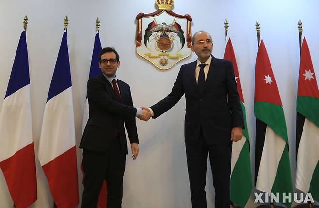 아이만 사파디 요르단 외무장관이 수도 암만을 방문한 프랑스의 스테판 세주르네 외무장관과 2월 5일 만나 악수하고 있다. IMF는 국제사회에서 중요 역할을 하고 있는 요르단의 경제발전을 위해 EFF지원확대를 결정했다고 5월 9일 밝혔다. 2024. 05. 10.