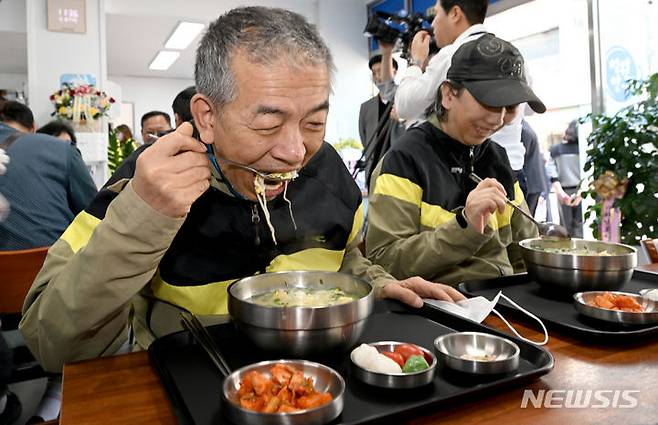 [광주=뉴시스] 김혜인 기자 = 광주 '천원한끼' 식당 개소식이 열린 10일 오전 광주 광산구 우산동에서 주민이 콩나물국밥을 먹고 있다. 2024.05.10. hyein0342@newsis.com