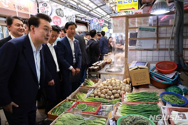 [서울=뉴시스] 조수정 기자 = 윤석열 대통령이 10일 서울 서대문구 영천시장을 찾아 수산물 가게에서 상인과 대화하고 있다. 윤 대통령 왼쪽 뒤는 김주현 민정수석. (대통령실통신사진기자단) 2024.05.10. chocrystal@newsis.com