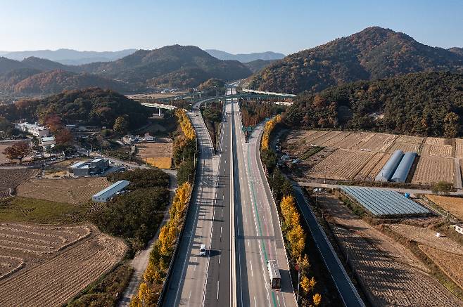 호남고속도로 장성분기점 노면에 초록과 핑크색 라인이 선명하게 보인다. 도로공사 제공