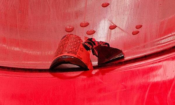 구미의 놀이터 미끄럼틀 내부에 깨진 유리 조각이 박혀있다.&nbsp;구미지역 맘카페 제공