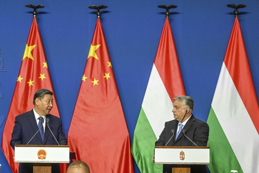 9일(현지시간) 헝가리를 방문한 시진핑 중국 국가주석(왼쪽)과 빅토르 오르반 헝가리 총리가 공동 기자회견을 하고 있다. AP연합뉴스