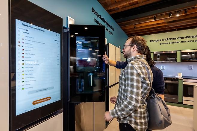지난달 3일 뉴욕 삼성 837에서 열린 삼성전자 ‘비스포크 AI 미디어데이’에서 관람객들이‘비스포크 AI 패밀리허브’를 살펴보고 있는 모습. 삼성전자 제공