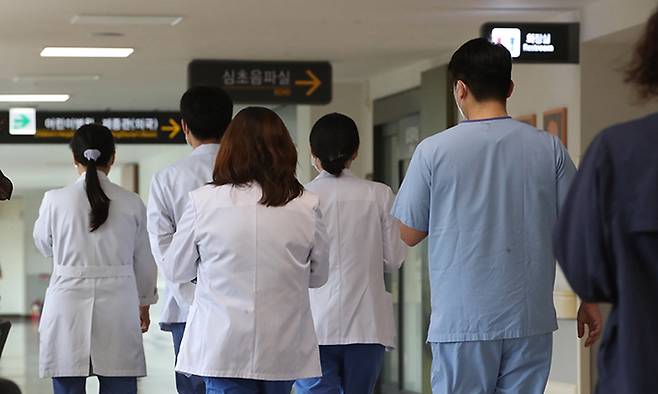 10일 서울 시내의 한 대학병원에서 의료진이 발걸음을 옮기고 있다. 뉴스1