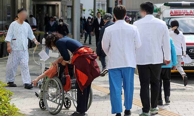 서울의 한 대학병원에서 환자와 의료진이 오가고 있다. 뉴스1