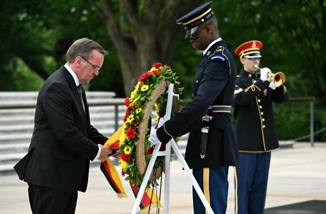 보리스 피스토리우스 독일 국방부 장관(왼쪽)이 8일(현지시간) 미국 수도 워싱턴 인근 알링턴 국립묘지를 방문해 헌화하고 있다. AFP연합뉴스