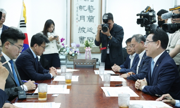 김영록 전남지사는 10일 국회를 방문해 더불어민주당 박찬대 원내대표 면담하고 있다.