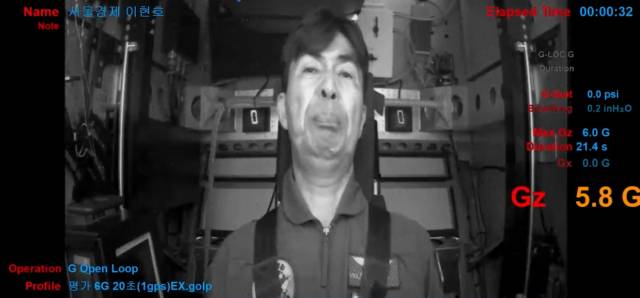 28일 공군 항공우주의료원에서 본지 이현호 기자가 전투기가 급격히 기동할 때 발생하는 중력가속도에 의식을 잃는 것을 막기 위한 훈련인 ‘중가속도내성강화훈련’(G-TEST)을 체험하고 있다. 사진 제공=공군