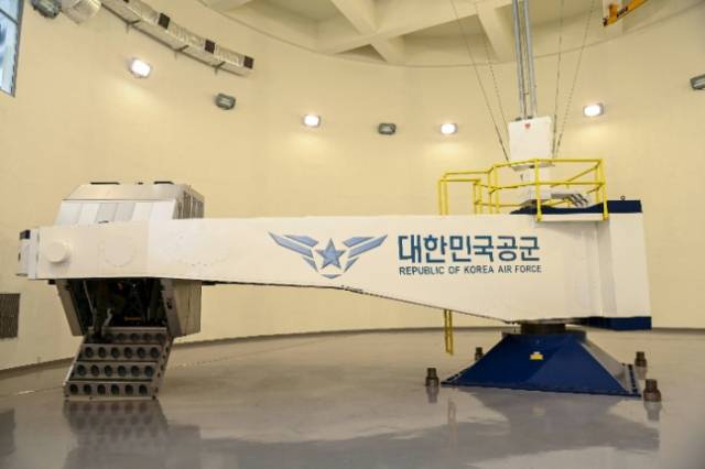 급격한 기동시 가속도로 발생하는 기동력장애와 시력변화 등을 극복하는 방법을 습득하는 ‘가속도내성화훈련장비’. 사진 제공=공군