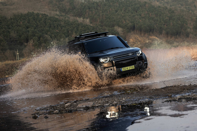 올 뉴 디펜더 130 P400 아웃바운드는 최대 900㎜ 수심의 강도 건널 수 있다. 사진 제공=JLR코리아