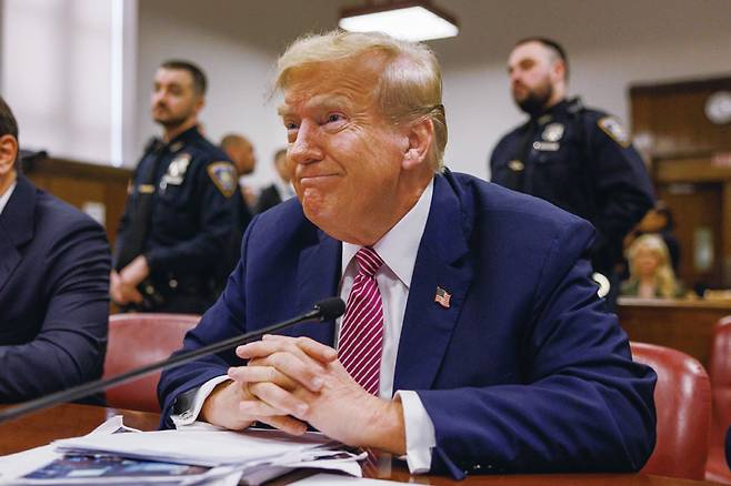트럼프 전 미국 대통령이 2023년 12월5일 뉴욕 맨해튼 형사법원 피고인석에 앉아있다. ⓒEPA 연합