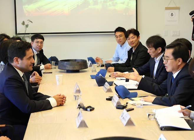 김동연 경기도지사가 도내 스타트업 대표와 함께 실리콘밸리 유니콘기업 비즈에이아이를 찾아 성공 경험을 공유하고, 협력방안을 논의했다. ⓒ경기도 제공