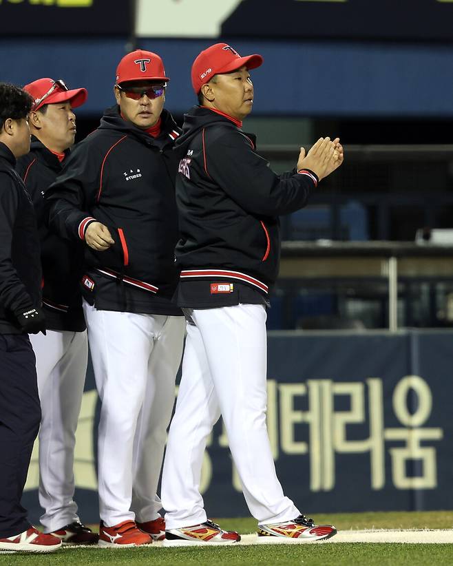 ▲ KIA는 8회 에레디아가 스리피트 주로를 벗어나 송구에 방해가 됐다고 항의했지만 비디오 판독 센터는 이를 받아들이지 않았다 ⓒKIA타이거즈