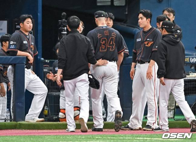 한화 시절 스미스가 2023년 4월 1일 고척 키움전에서 어깨 통증으로 강판당하고 있다.