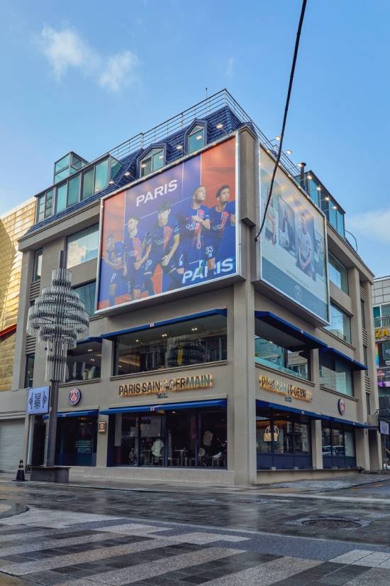 스페인 언론 문도 데포르티보가 3일 파리 특파원 기사를 통해 이강인이 킬리앙 음바페를 넘어 PSG에서 가장 많은 유니폼을 판매한 선수가 됐다고 전했다.&nbsp;PSG