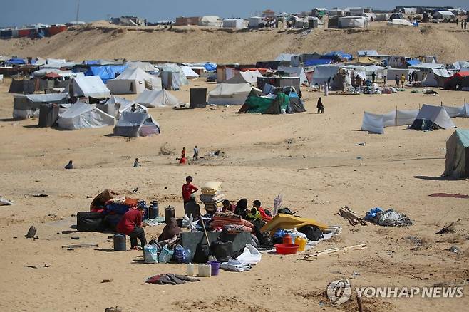 가자지구 최남단 도시 라파의 피란민 텐트촌에서 또 다시 피란길에 오르기 위해 가재도구를 정비하는 가자 주민들 [AFP 연합뉴스. 재판매 및 DB 금지]