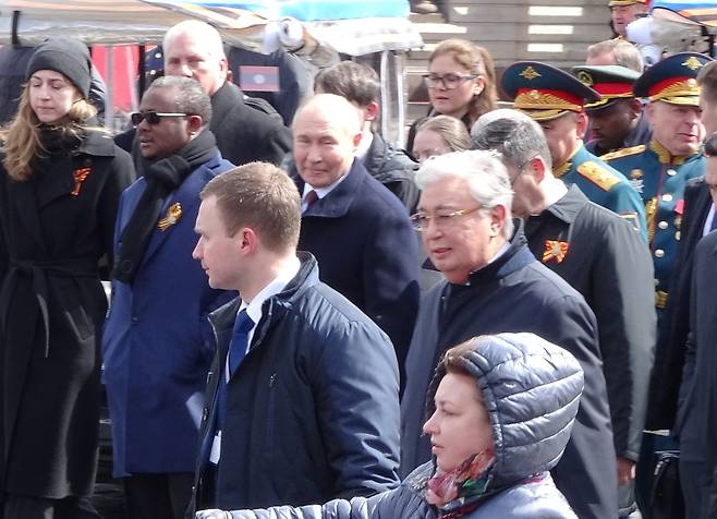 푸틴 대통령 (모스크바=연합뉴스) 블라디미르 푸틴 러시아 대통령이 9일(현지시간) 러시아 모스크바 붉은광장에서 열린 전승절 열병식이 끝난 뒤 이동하고 있다. 2024.5.9 abbie@yna.co.kr (끝)