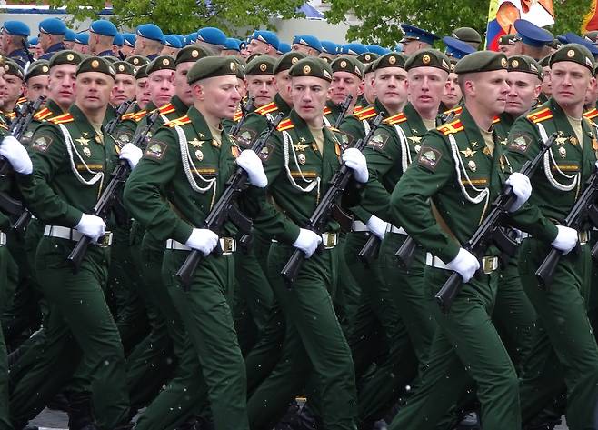 러시아 열병식 (모스크바=연합뉴스) 9일(현지시간) 러시아 모스크바 붉은광장에서 열린 전승절 열병식에서 군인들이 행진하고 있다. 2024.5.9 abbie@yna.co.kr (끝)